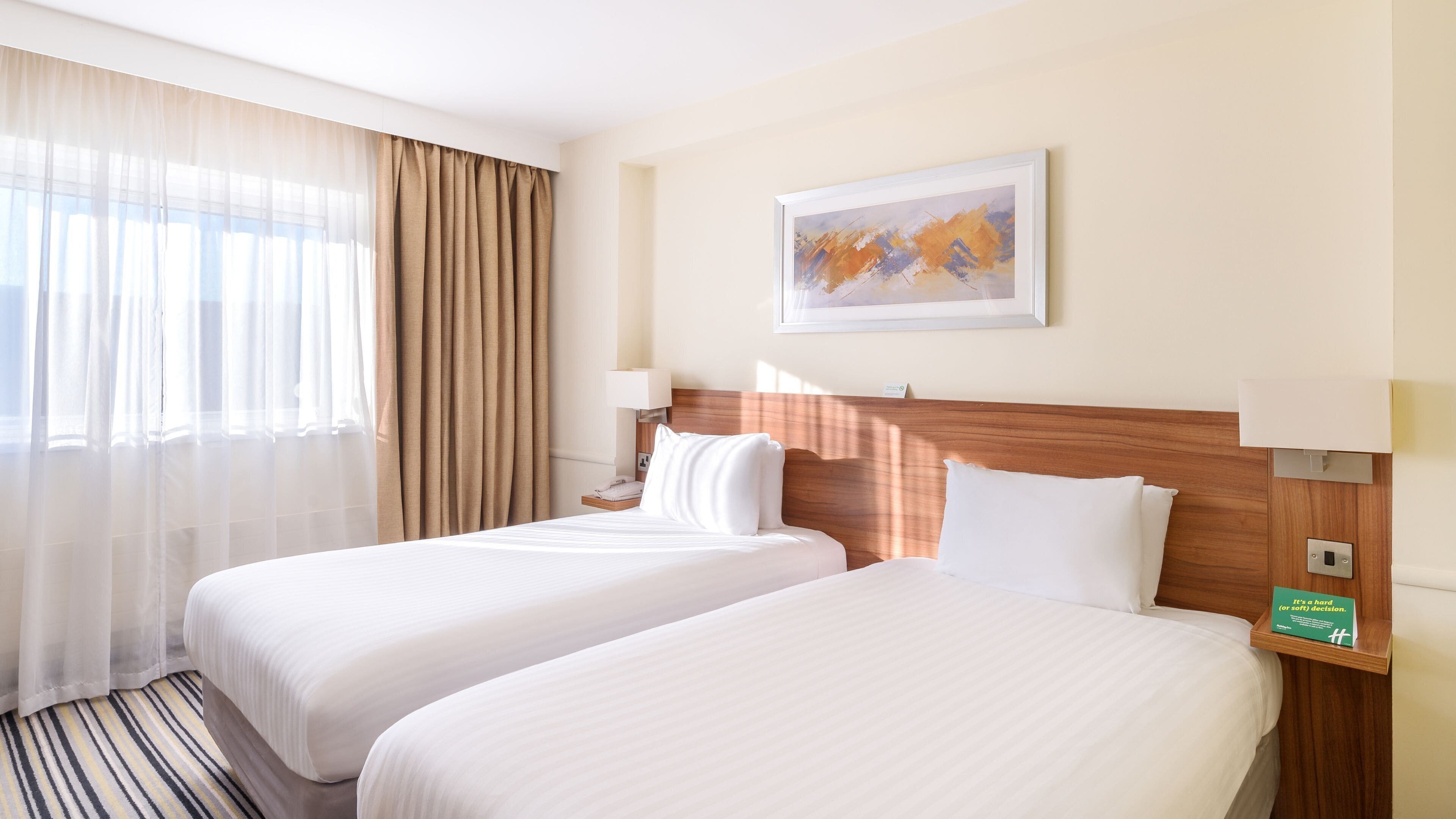 ห้องสแตนดาร์ด, เตียงเดี่ยว 2 เตียง | ตู้นิรภัยในห้องพัก, โต๊ะทำงาน, ผ้าม่านกันแสง, เตารีด/โต๊ะรีดผ้า