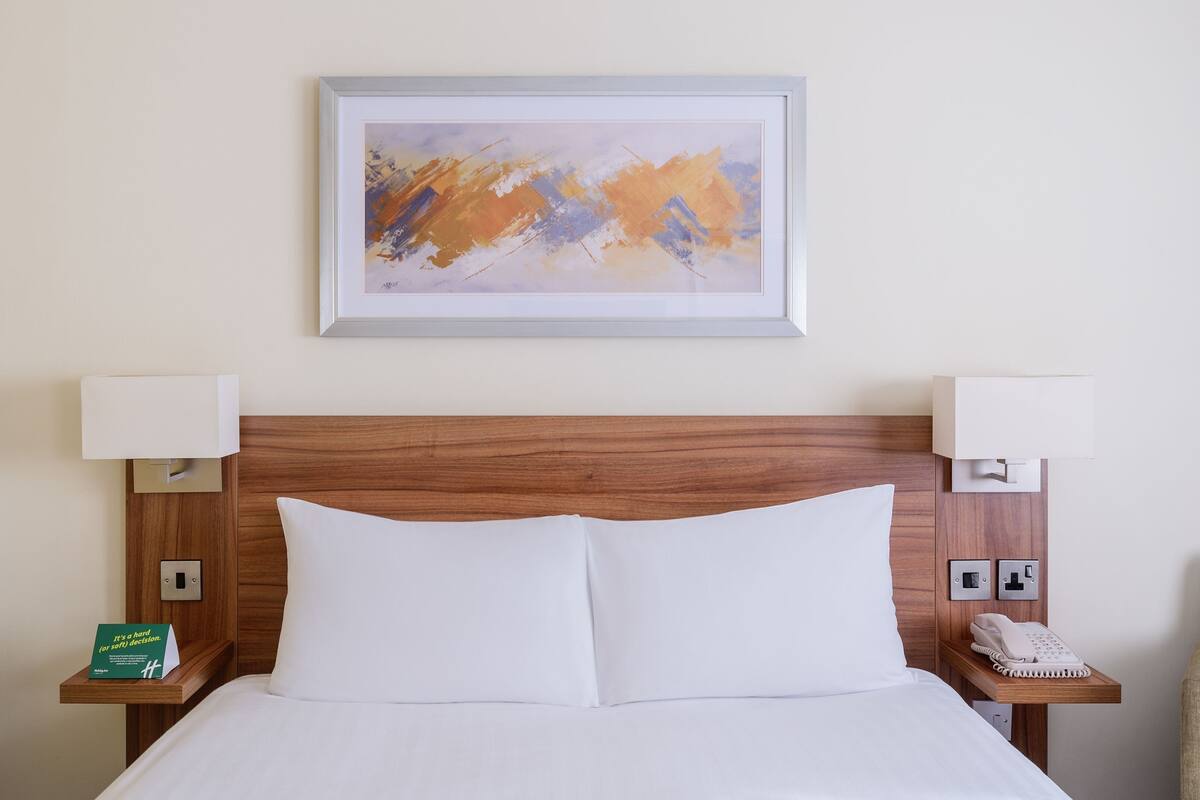 Standard Room, 1 Katil Kelamin (Double) | Peti besi dalam bilik, meja, langsir/tirai gelap terus 