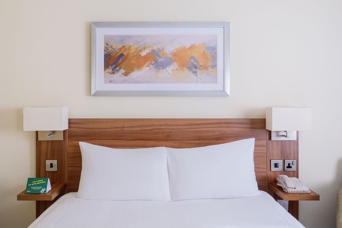 Standard Room, 1 Double Bed | In-room safe, desk, blackout drapes, iron/ironing board