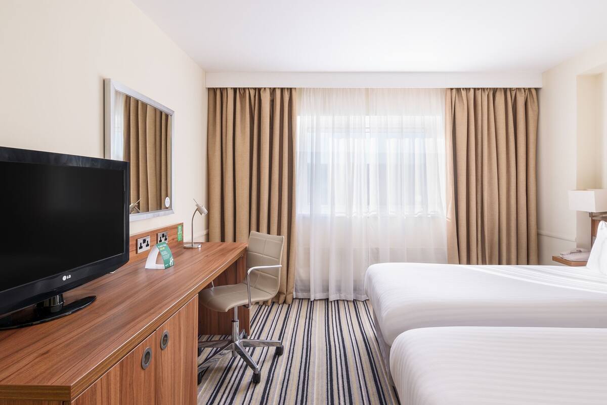 Premium Room, 2 Katil Bujang (Single) | Peti besi dalam bilik, meja, langsir/tirai gelap terus 