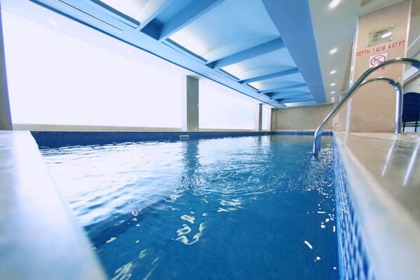 Piscine intérieure, parasols