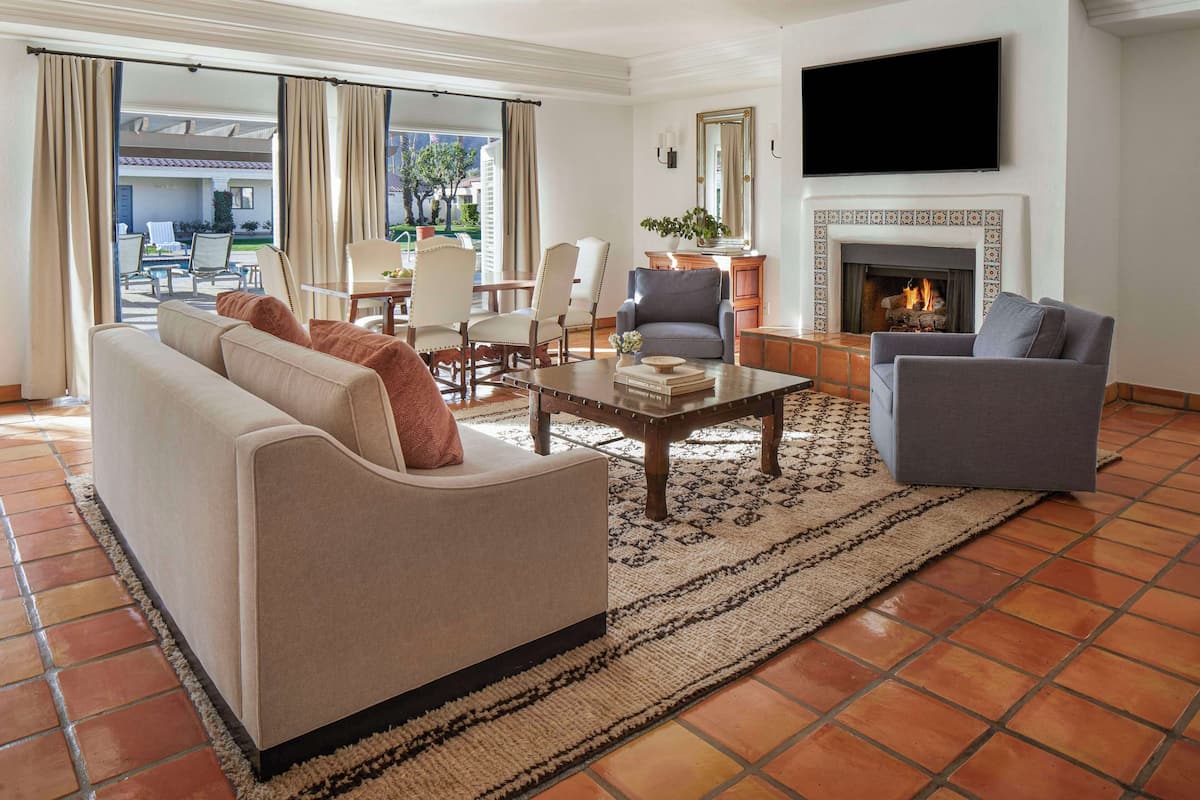 Suite ejecutiva, 1 habitación, chimenea | Área de sala de estar | Televisión LCD de 42 pulgadas con canales por cable y televisión