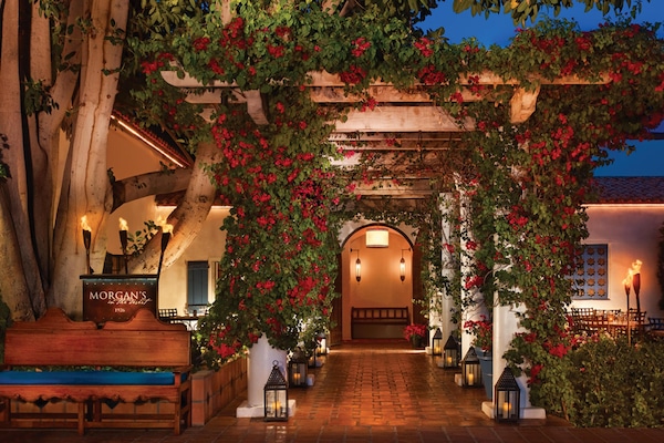 5 bars/lounges, poolside bar