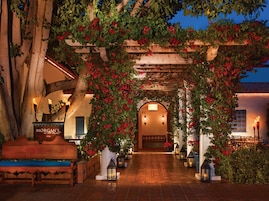 5 bares/lounges, bar ao lado da piscina