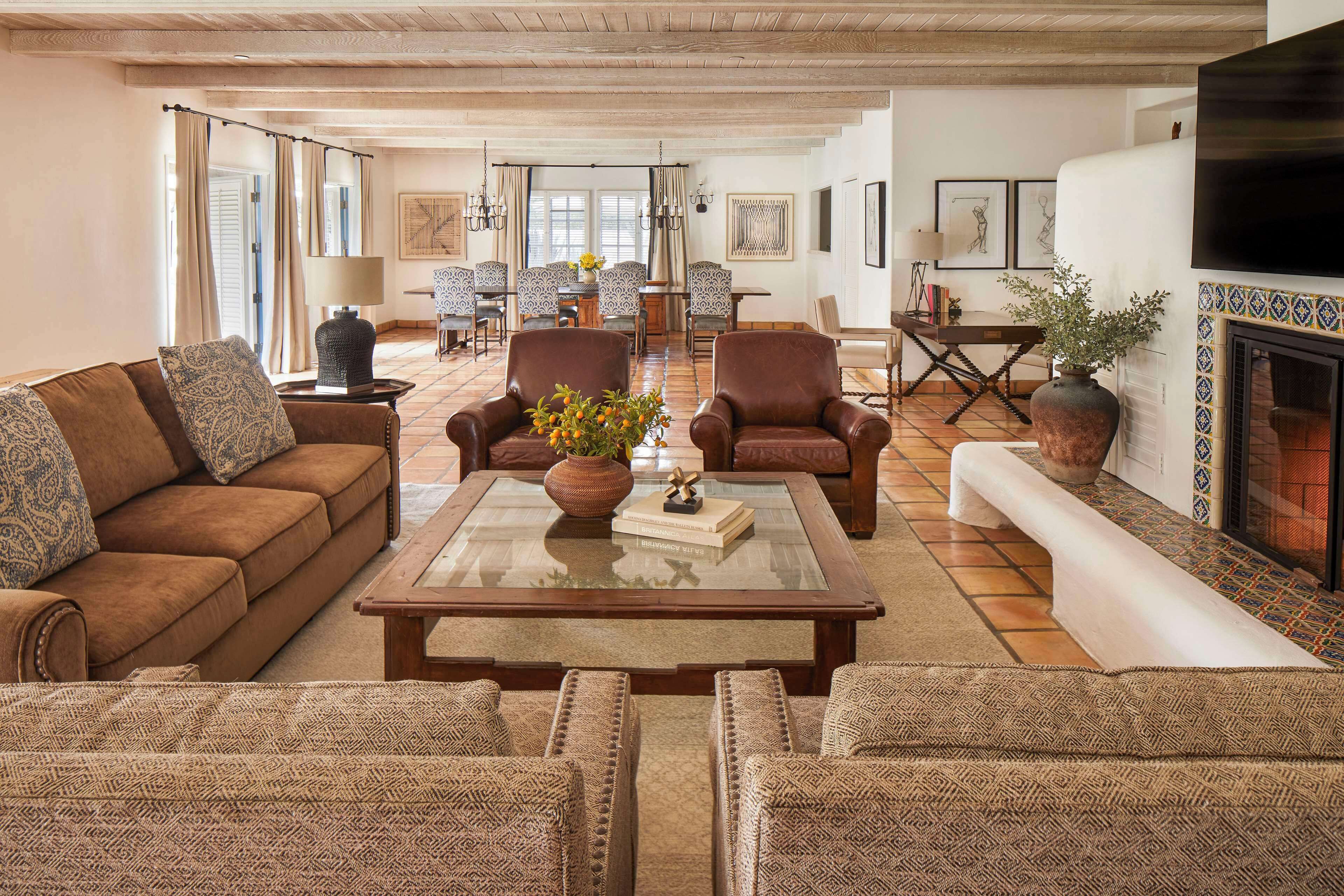 Rom, 1 kingsize-seng med sovesofa | Oppholdsområde | En 42-tommers LCD-TV med kabel-kanaler samt TV