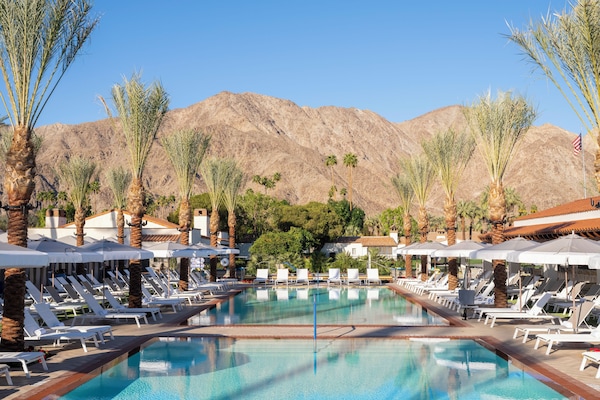 15 kolam renang outdoor, dengan cabana (dengan biaya tambahan)