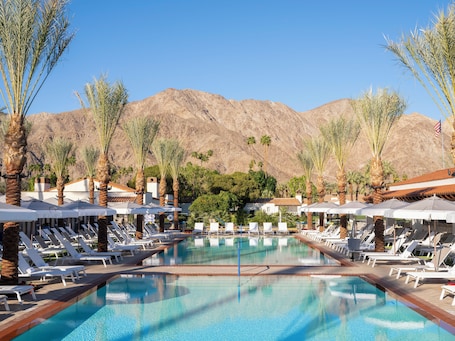 15 piscinas al aire libre, camas de piscina con cargo, sombrillas