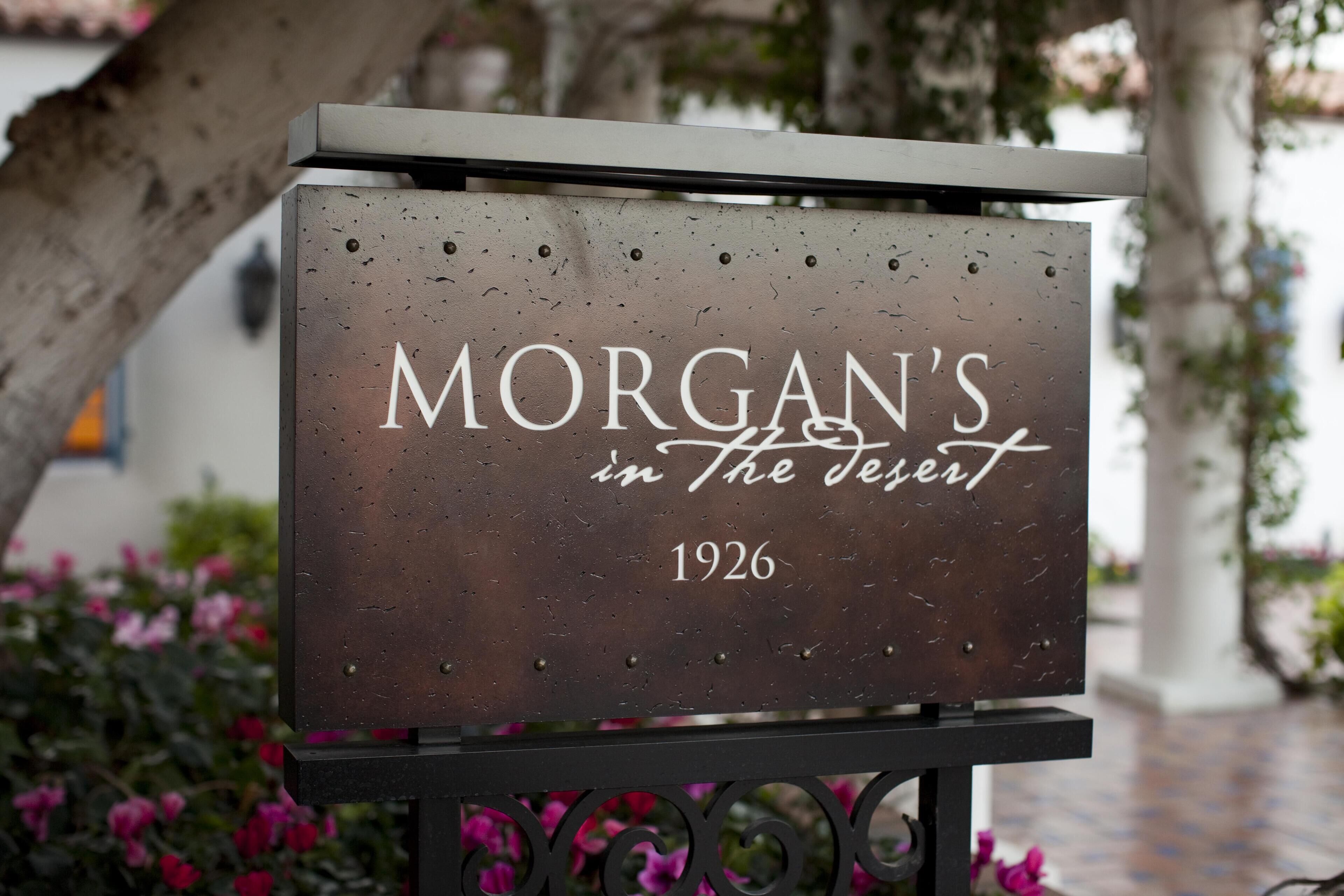 Ein Schild mit dem Text: MORGAN'S im Wüstenland, 1926.