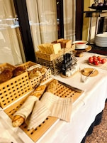 Se ofrece un desayuno bufé todos los días (por un coste adicional)