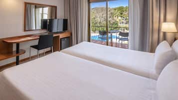 Double or Twin Room | Minibar, in-room safe, desk, blackout drapes