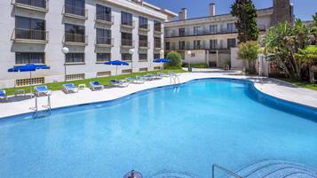 Outdoor pool, pool loungers