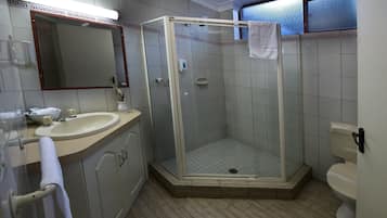 Basic Room, 1 Queen Bed | Bathroom | Shower, free toiletries, hair dryer, towels