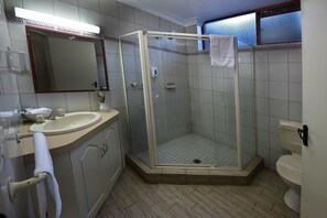 Basic Room, 1 Queen Bed | Bathroom | Shower, free toiletries, hair dryer, towels