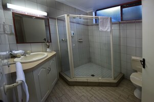 Ducha, artículos de tocador gratuitos, secador de pelo, toallas