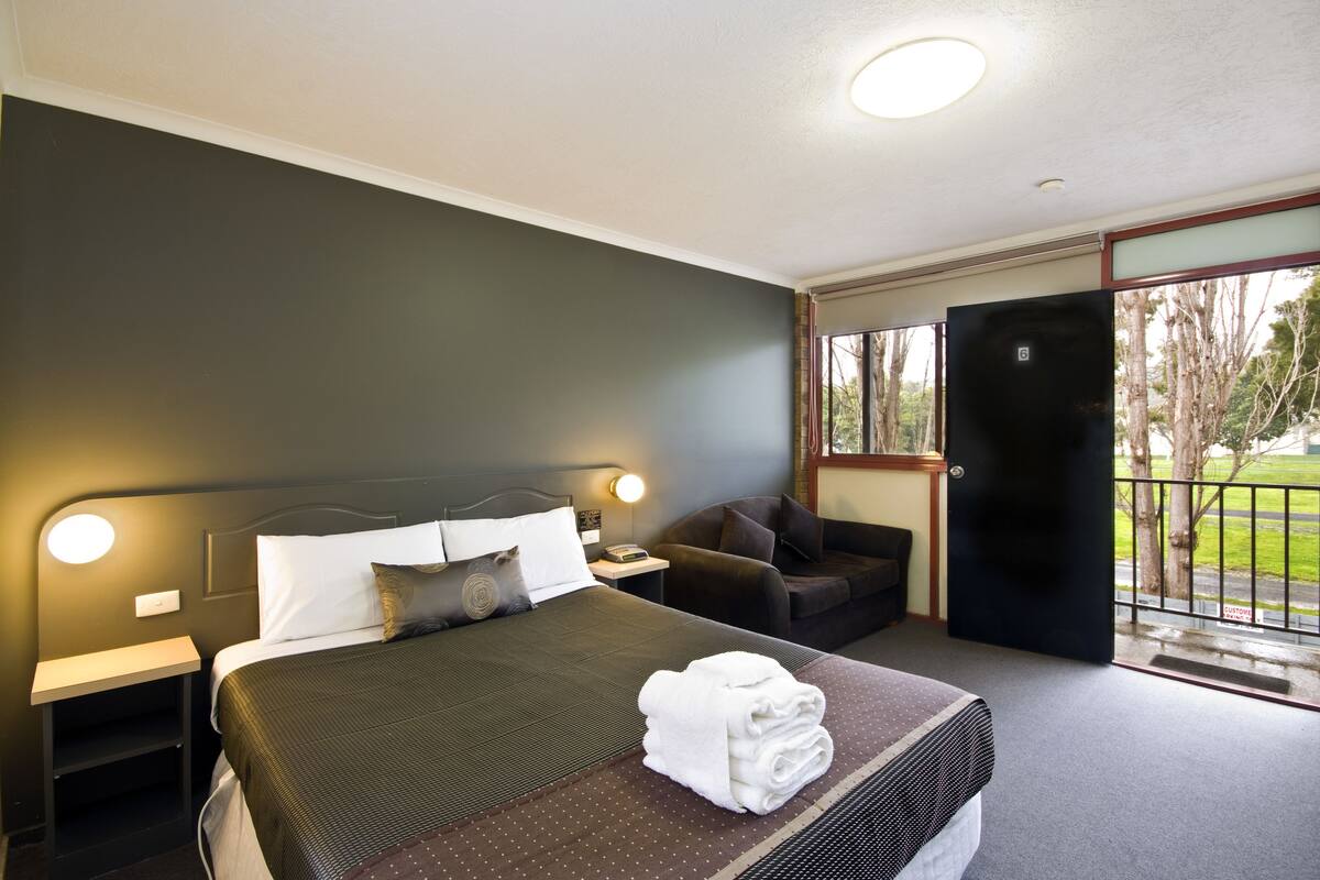 ميني بار ومكتب ومكواة/لوح كي وأسرّة أطفال/رضّع