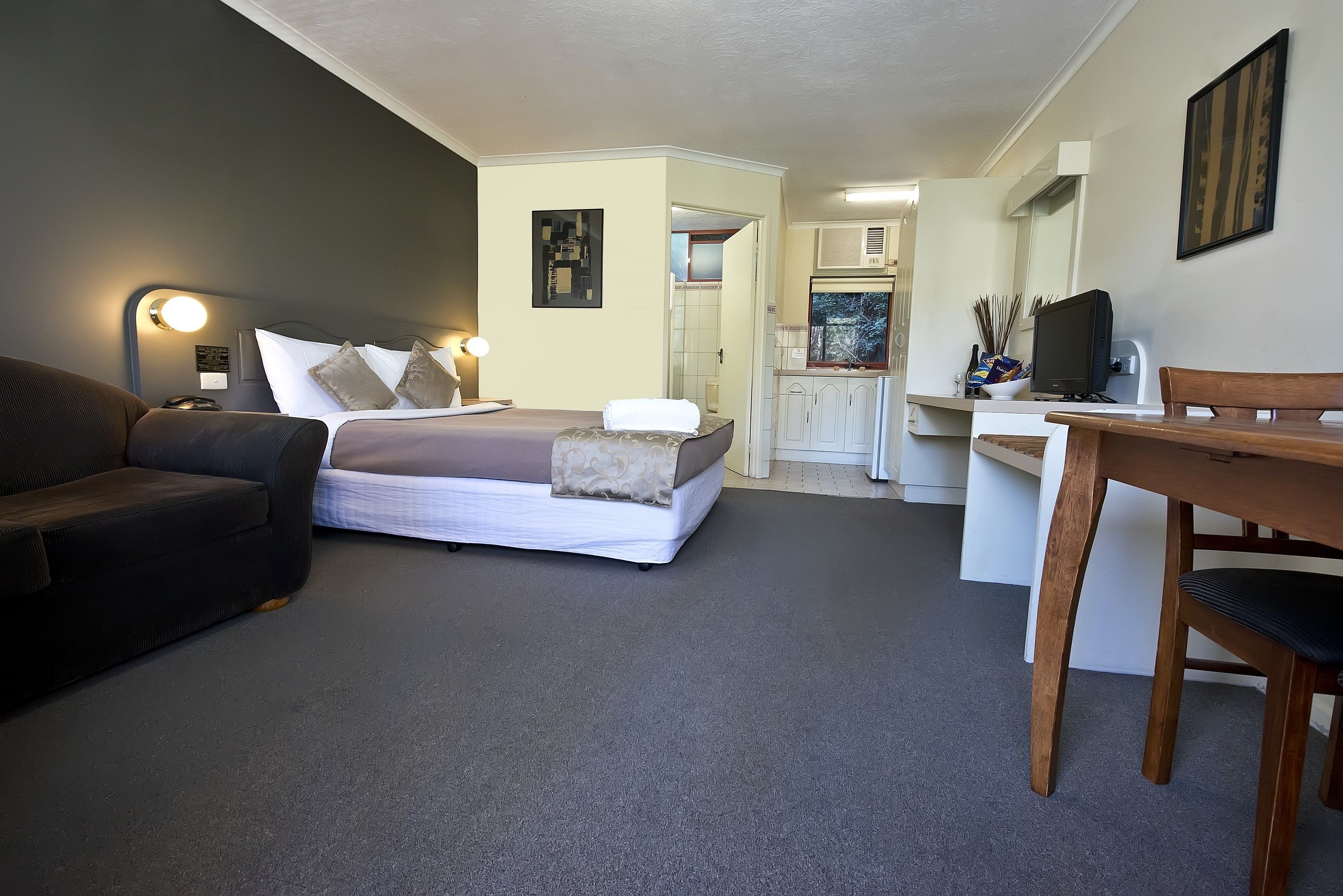 Minibar, desk, iron/ironing board, cots/infant beds