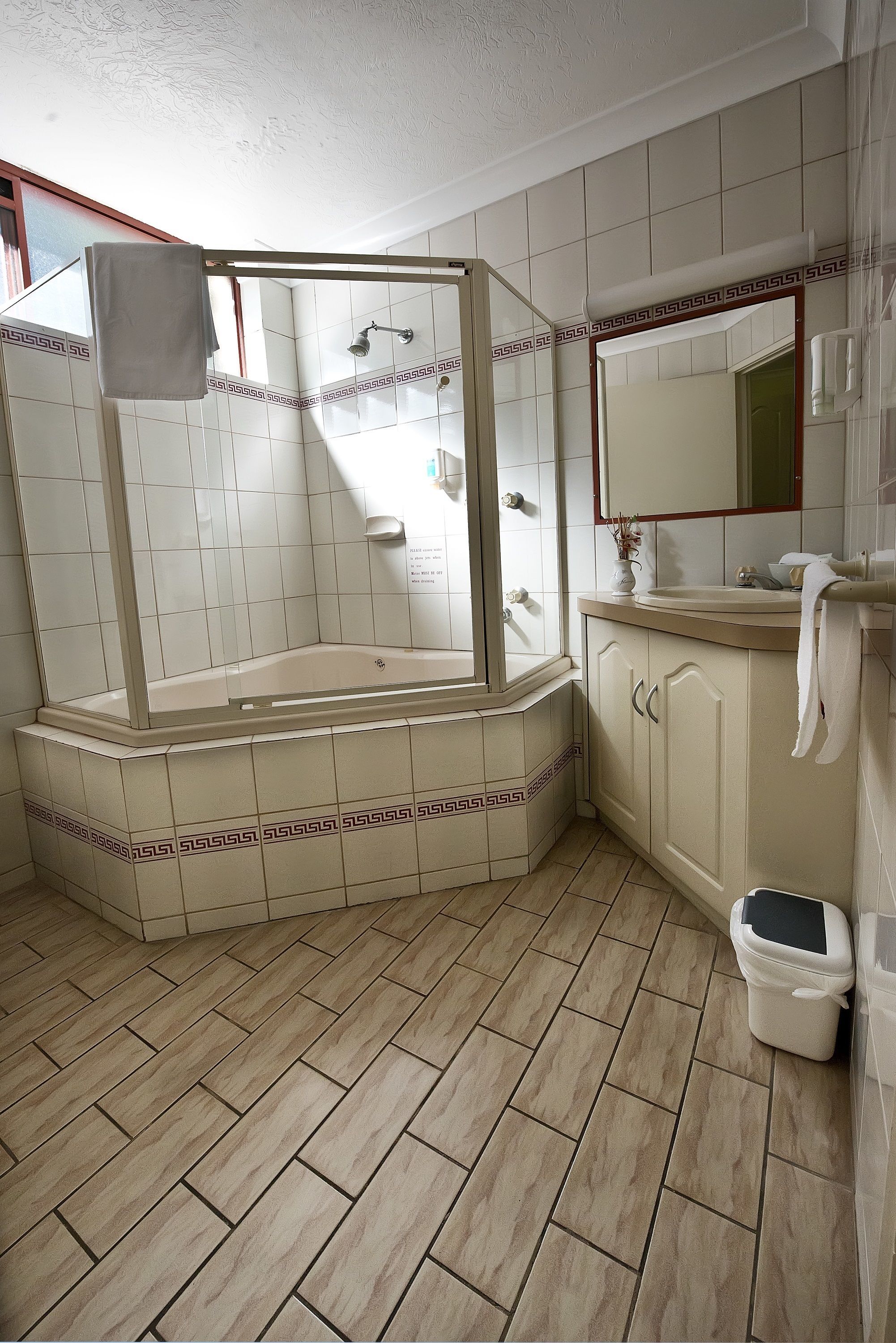 Deluxe Queen Spa Room | Bathroom | Shower, free toiletries, hair dryer, towels