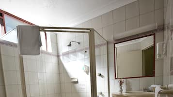 Deluxe Queen Spa Room | Bathroom | Shower, free toiletries, hair dryer, towels