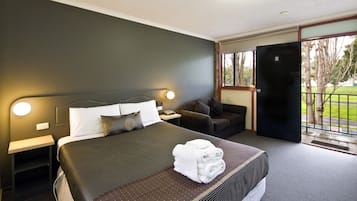 Minibar, escritorio, tabla de planchar con plancha y cunas