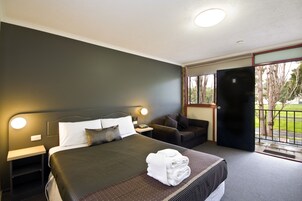 Minibar, escritorio, tabla de planchar con plancha y cunas