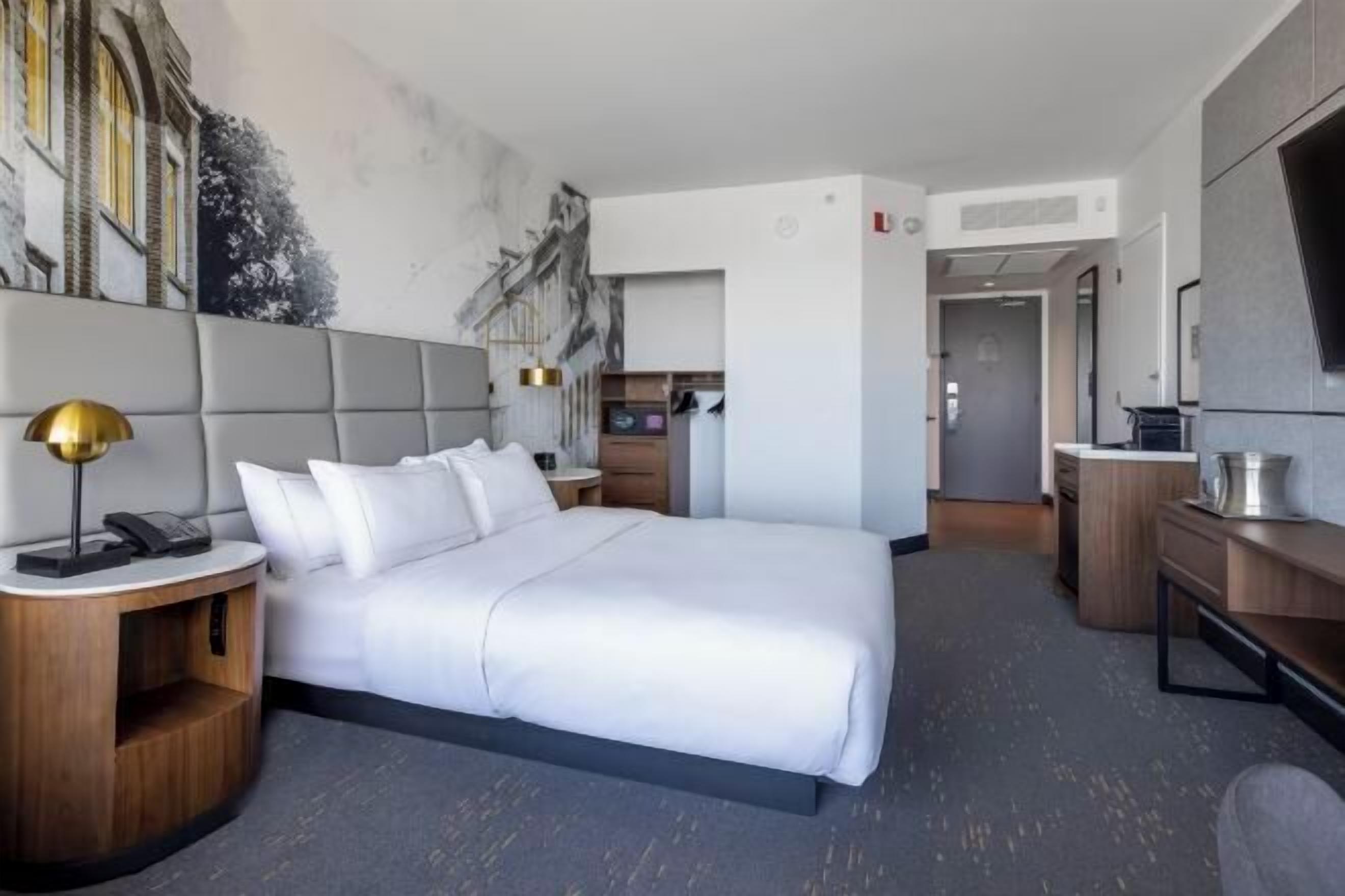 Luxe beddengoed, donzen dekbedden, een kluis op de kamer, een bureau