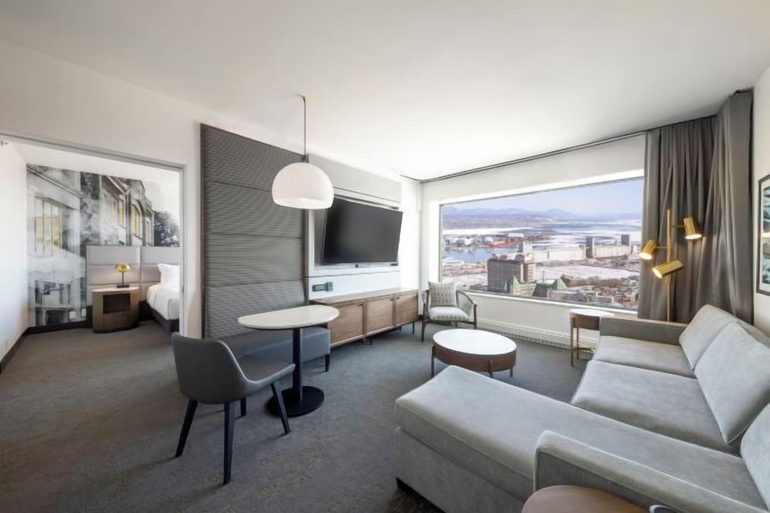 Woonruimte | Een lcd-televisie, een iPod-dock, betaalfilms en een kantoor