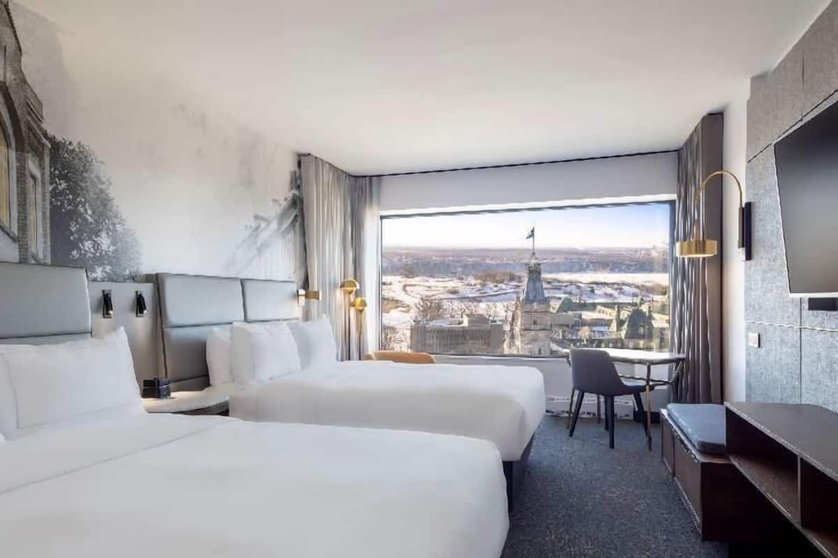 Premium bedding, down comforters, in-room safe, desk