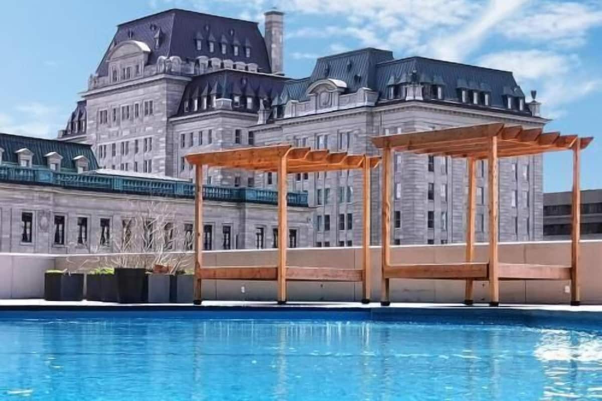 Pool | Outdoor pool, a heated pool, sun loungers, lifeguards on site