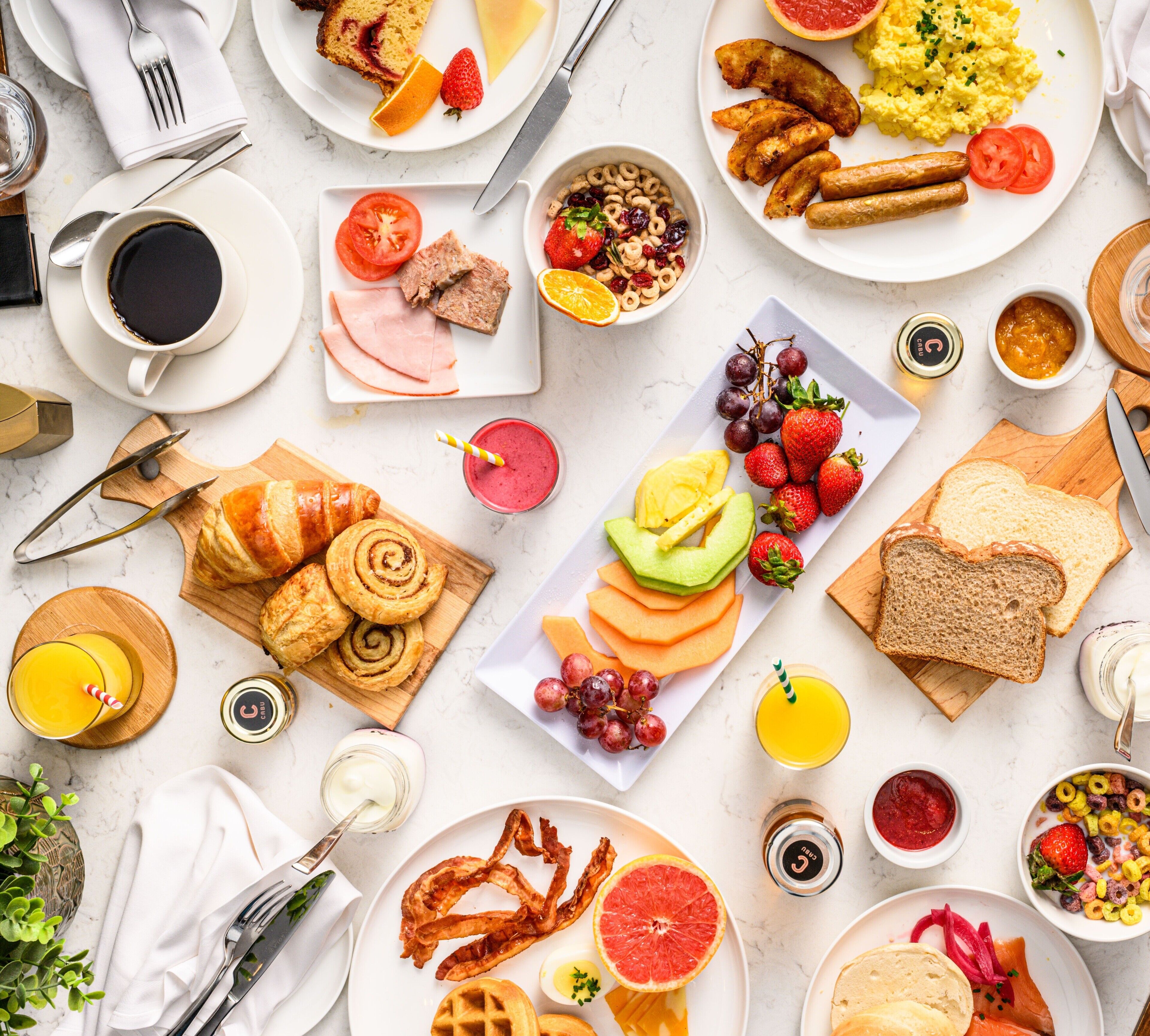 Un bufé de desayuno con diversos alimentos y bebidas.