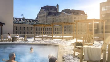 Utomhuspool, uppvärmd pool, solstolar och livvakter på plats