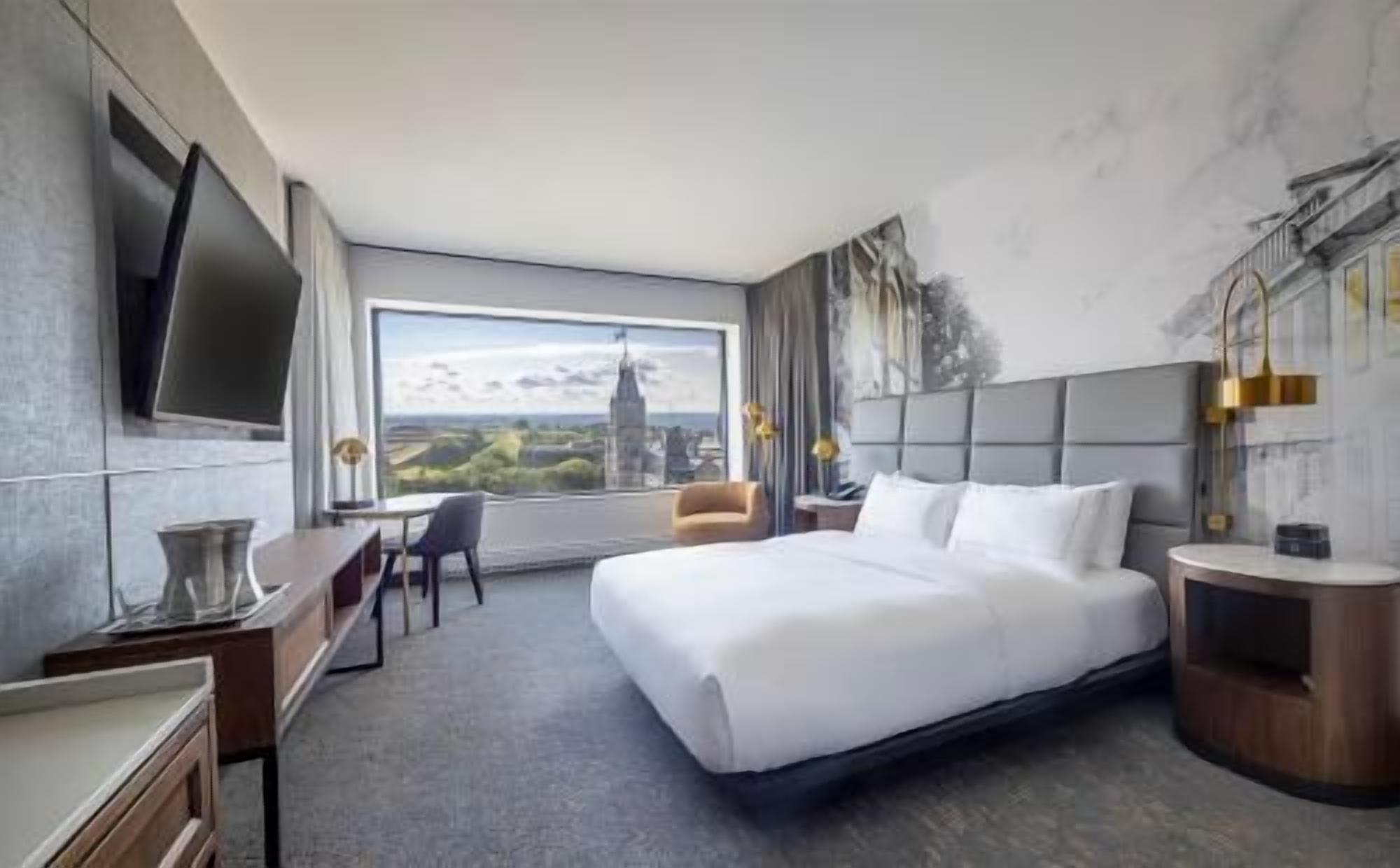 أغطية فراش متميزة وألحفة محشوة بالريش وخزنة داخل الغرفة ومكتب