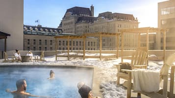 Piscine extérieure, piscine chauffée, chaises longues