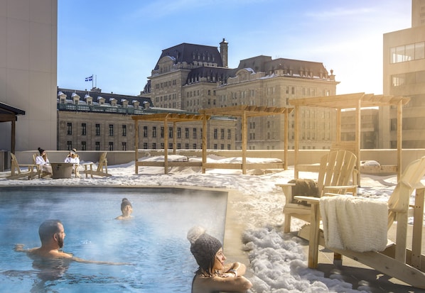 Piscine extérieure, piscine chauffée, chaises longues
