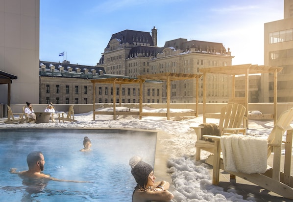 Piscina all'aperto, una piscina riscaldata, lettini