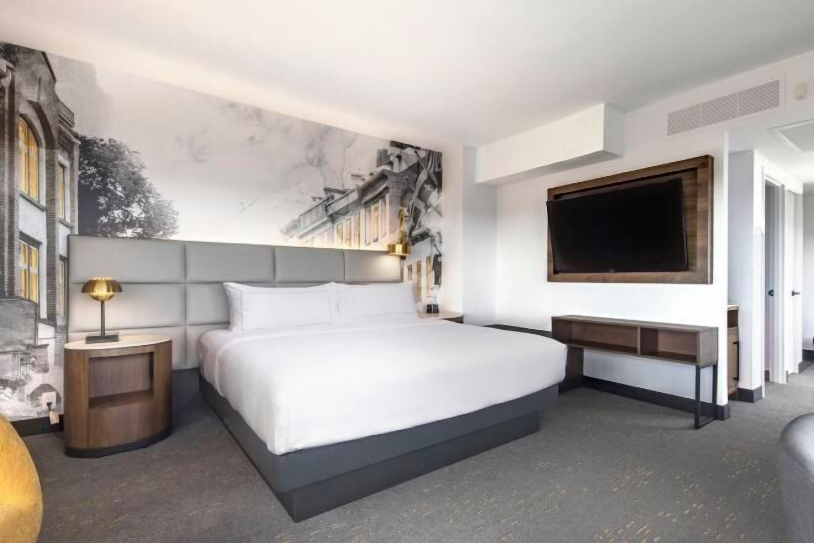 Luxe beddengoed, donzen dekbedden, een kluis op de kamer, een bureau