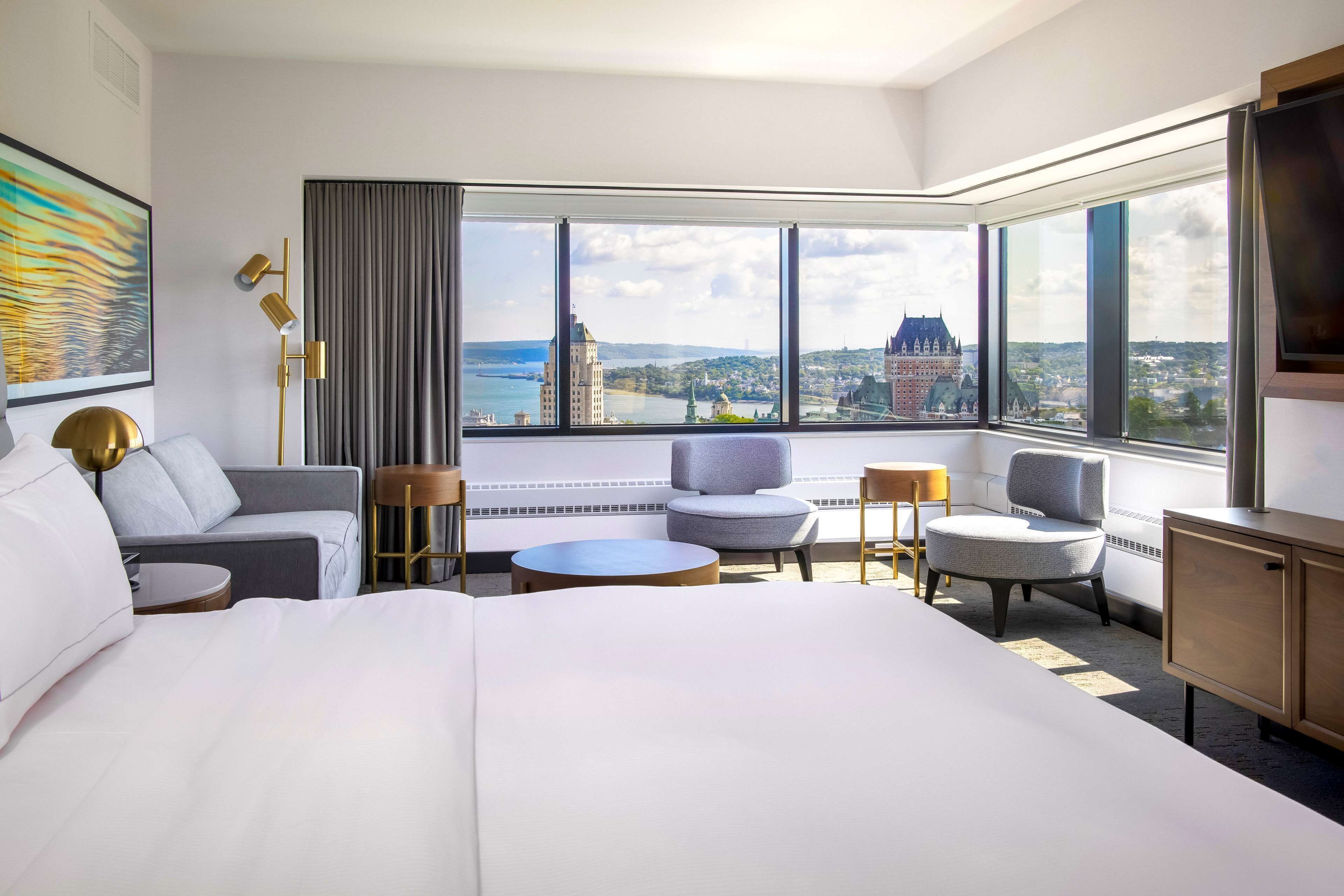 أغطية فراش متميزة وألحفة محشوة بالريش وخزنة داخل الغرفة ومكتب