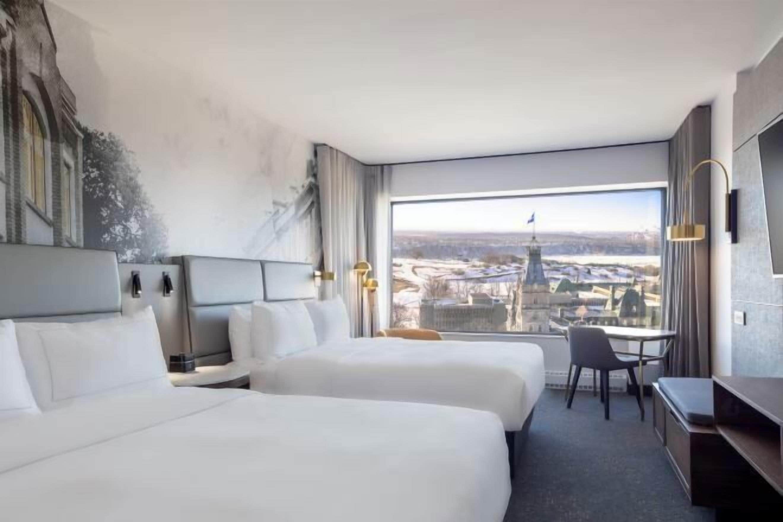 Luxe beddengoed, donzen dekbedden, een kluis op de kamer, een bureau