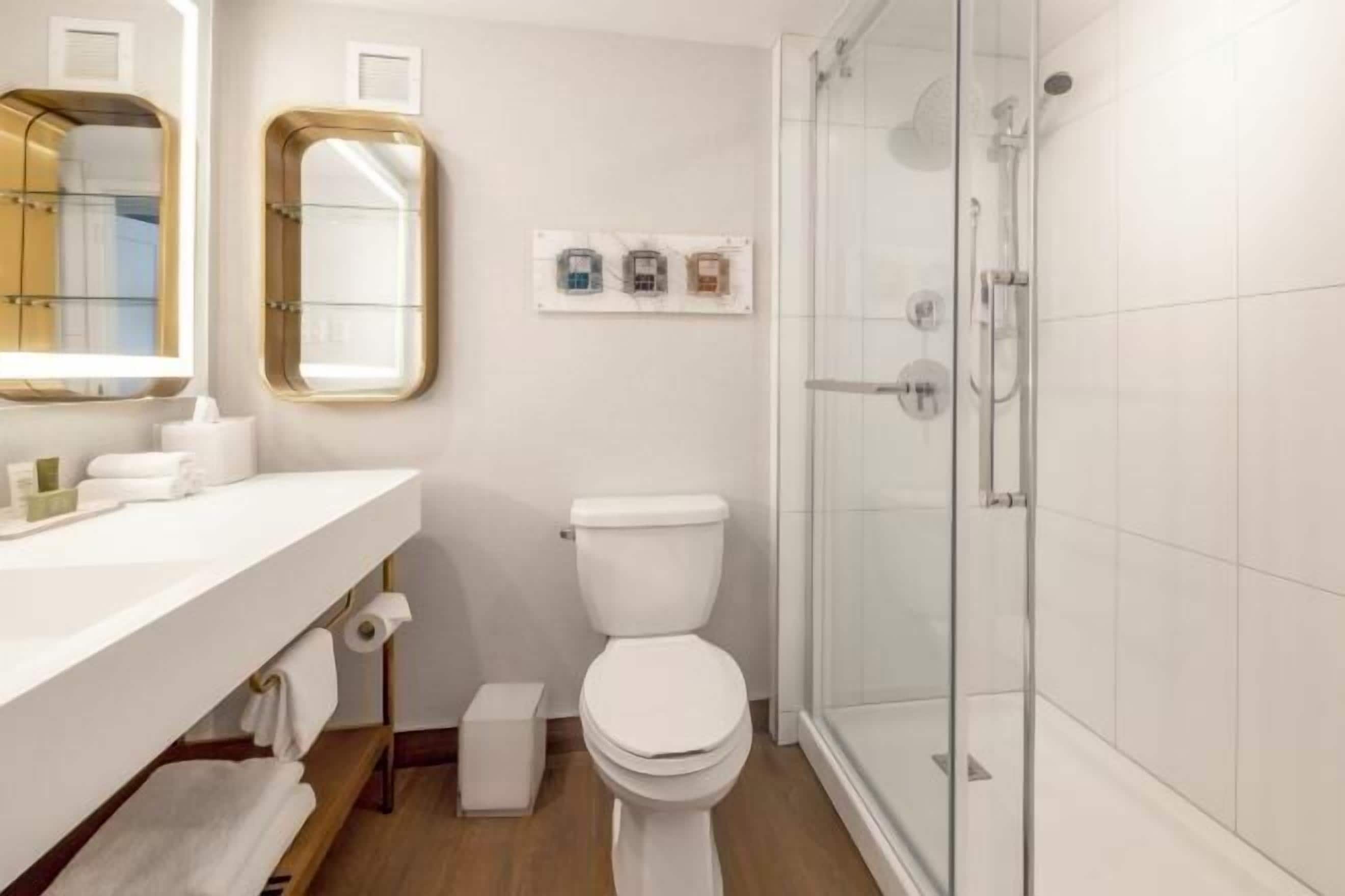 Een bad/douchecombinatie, milieuvriendelijke toiletartikelen