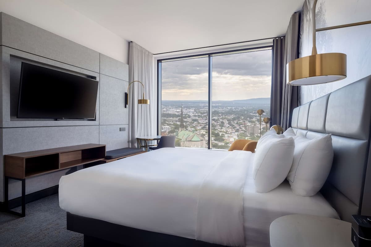 executive room, 1 king bed | 1 bedroom, premium bedding, down duvets, in-room safe