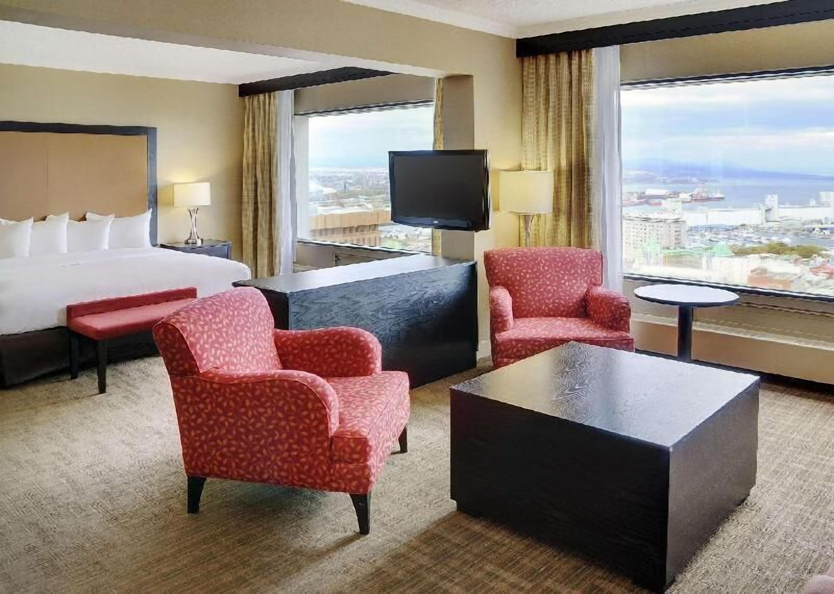 أغطية فراش متميزة وألحفة محشوة بالريش وخزنة داخل الغرفة ومكتب