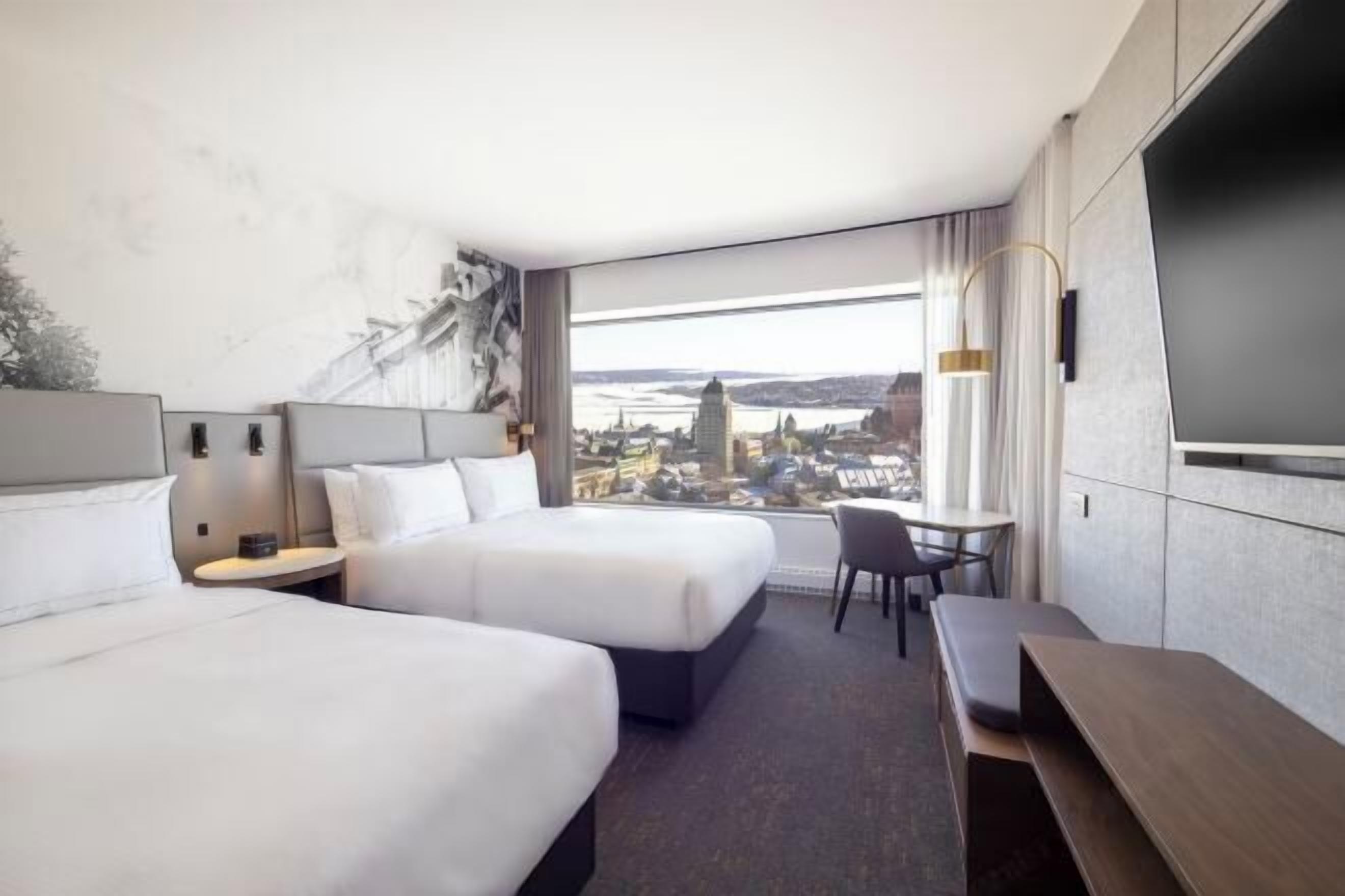 Luxe beddengoed, donzen dekbedden, een kluis op de kamer, een bureau