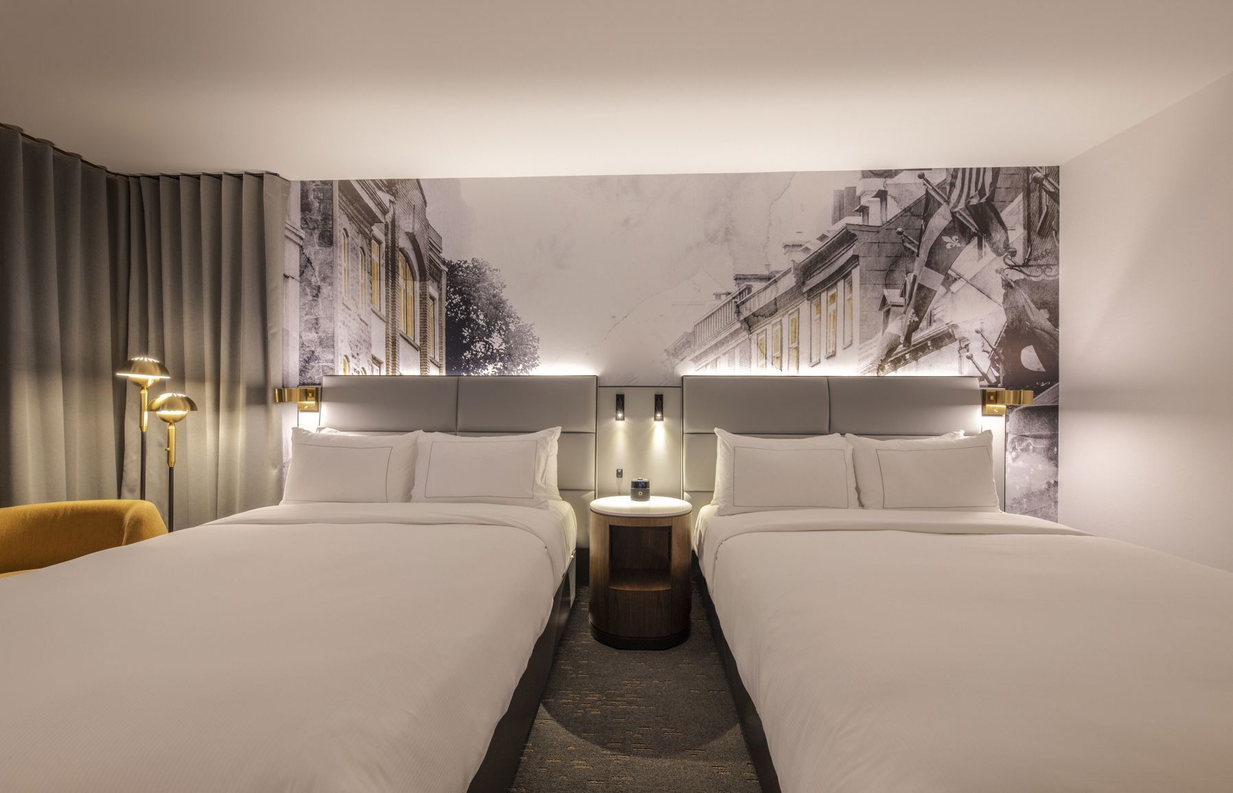 أغطية فراش متميزة وألحفة محشوة بالريش وخزنة داخل الغرفة ومكتب