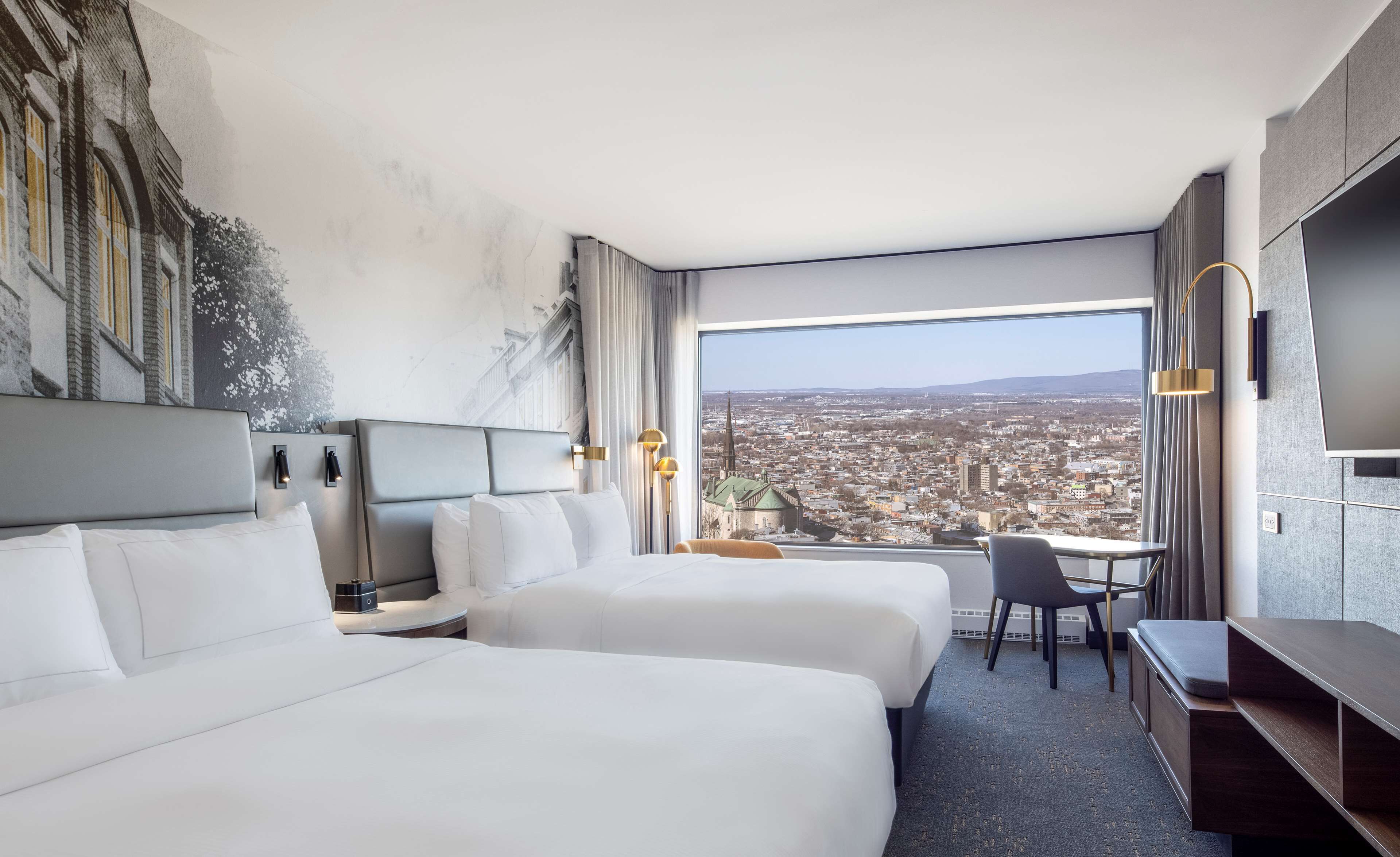 Luxe beddengoed, donzen dekbedden, een kluis op de kamer, een bureau