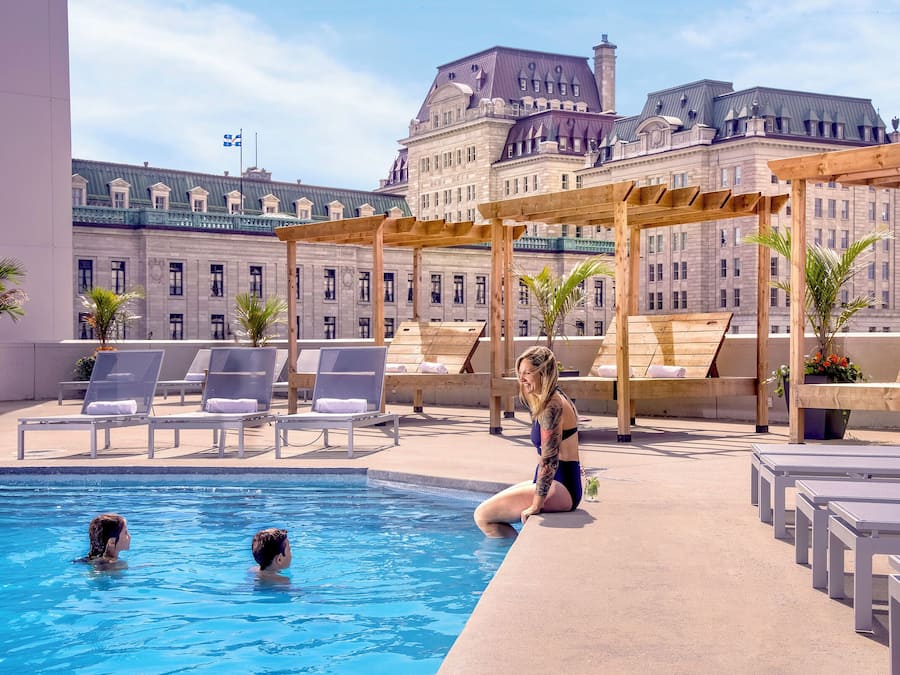 Una piscina al aire libre, una piscina climatizada