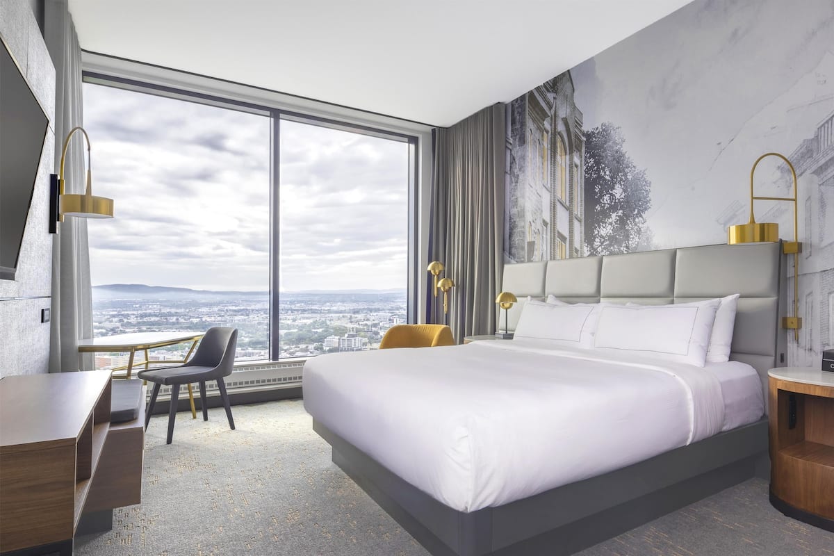 Executive Room, 1 King Bed | Premium bedding, down comforters, in-room safe, desk