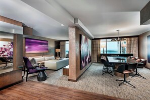 Suite, 1 habitación, vista al lago | Sala de estar | Televisión LCD, Netflix, películas con cargo y servicios de streaming