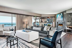 Colchones con pillow-top y caja de seguridad en la habitación 