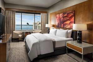 Pillowtop beds, in-room safe, desk, laptop workspace - The Westin Harbour Castle, Toronto (Toronto)