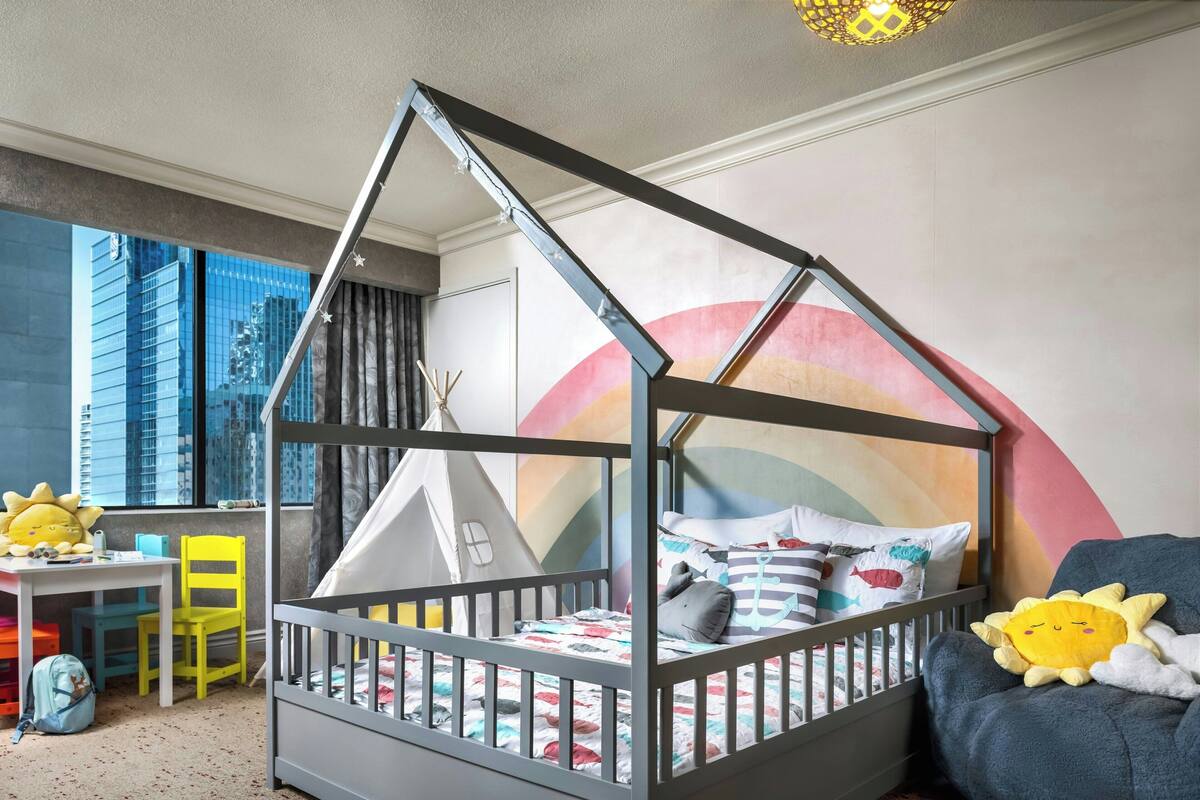 Una habitación infantil con una cama, un escritorio y una silla.