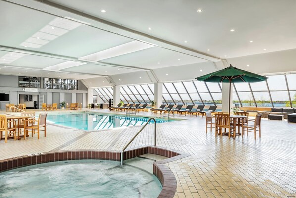 Indoor pool - The Westin Harbour Castle, Toronto (Toronto)